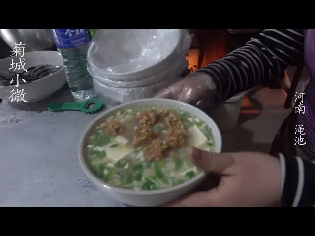 河南大姐用豆腐做早餐真稀罕,一大碗带饼才5块,饭量再大能吃撑